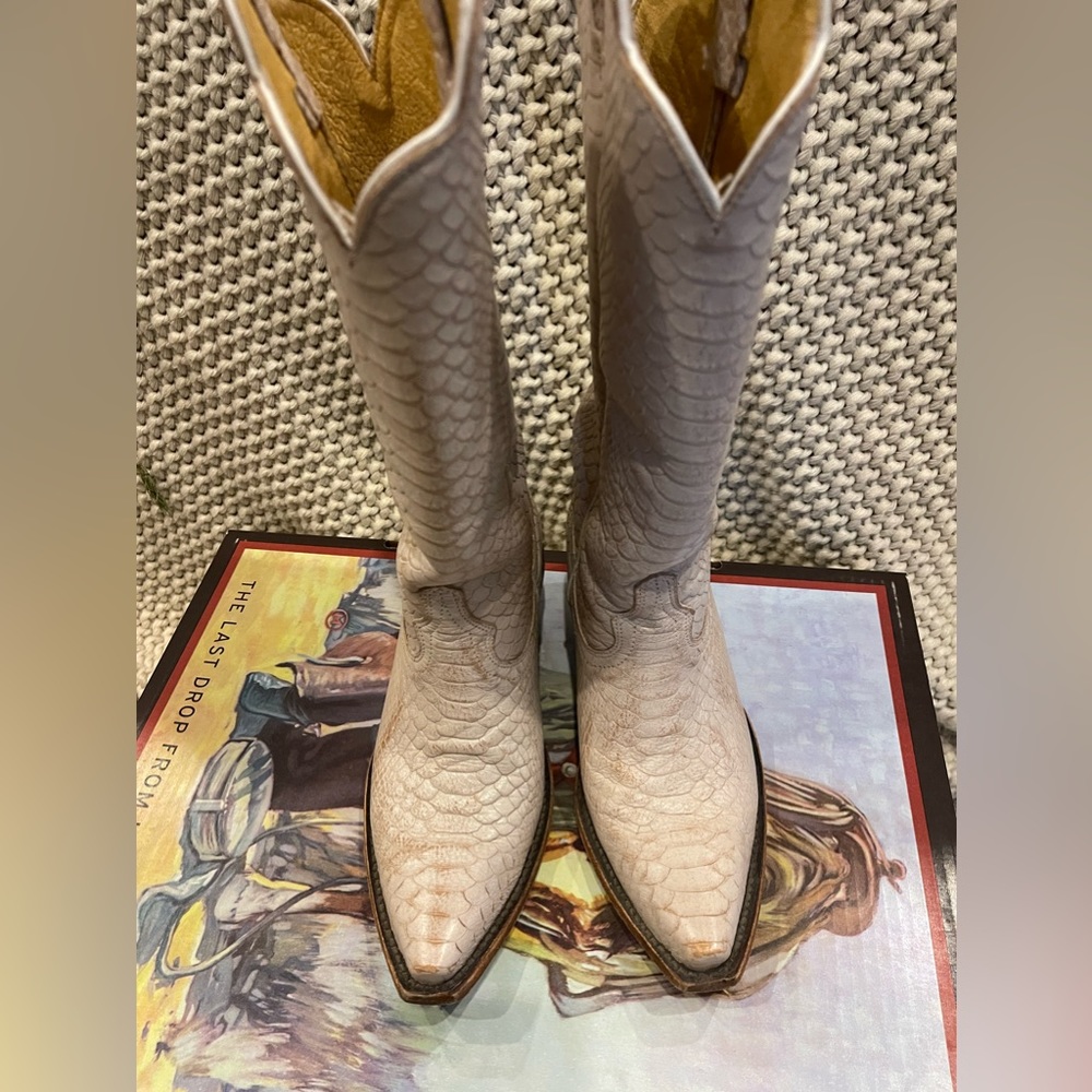 Idyllwind leather western boot. Off white snake print embossed design. Snip toe.
